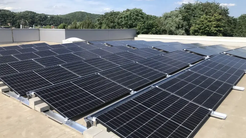 Photo montrant une partie des panneaux solaires déjà installés sur le toit du Garage RIGO